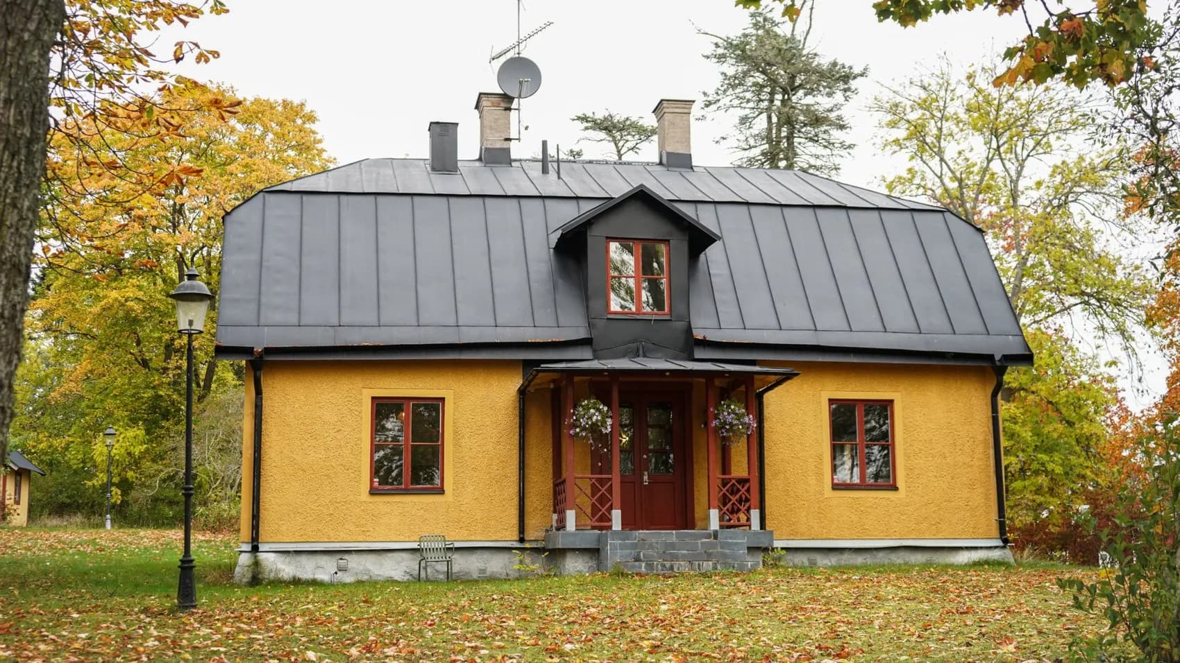 The yellow 18th-century wing at Hagby in autumn